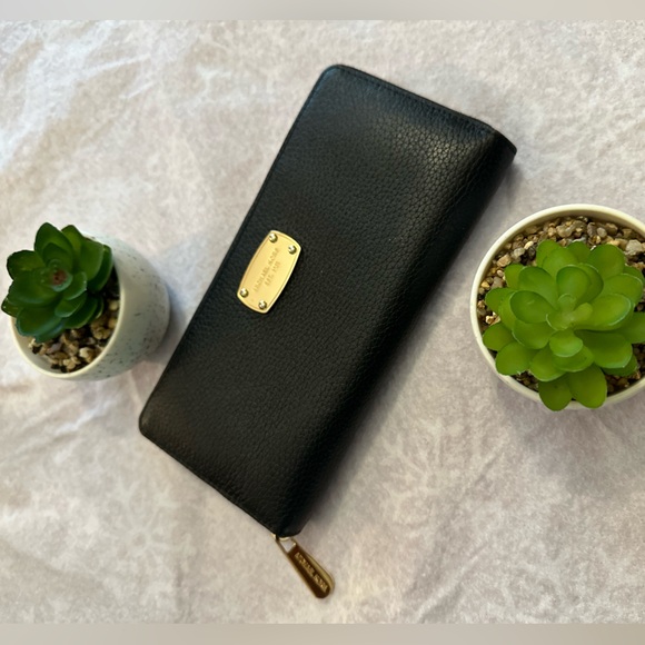 Michael Kors Handbags - ❤️‍🔥HP❤️‍🔥Gorgeous Michael Kors Wallet
